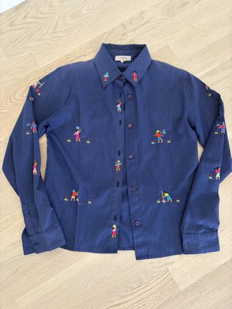 Damenhemd dunkelblau mit handgemachter Stickerei 