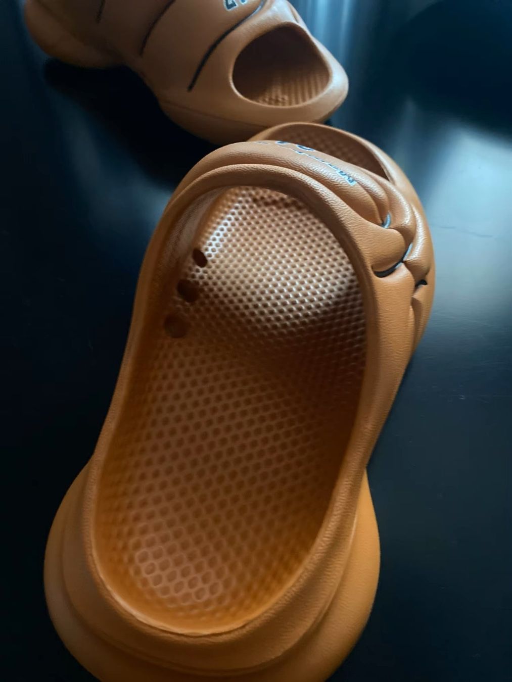Copricapi, berretti & cappellini: Sommer-Basketball-Hausschuhe – Nuovo e nell'imballaggio originale da Bremblens venduto da SHOPSPORT 2