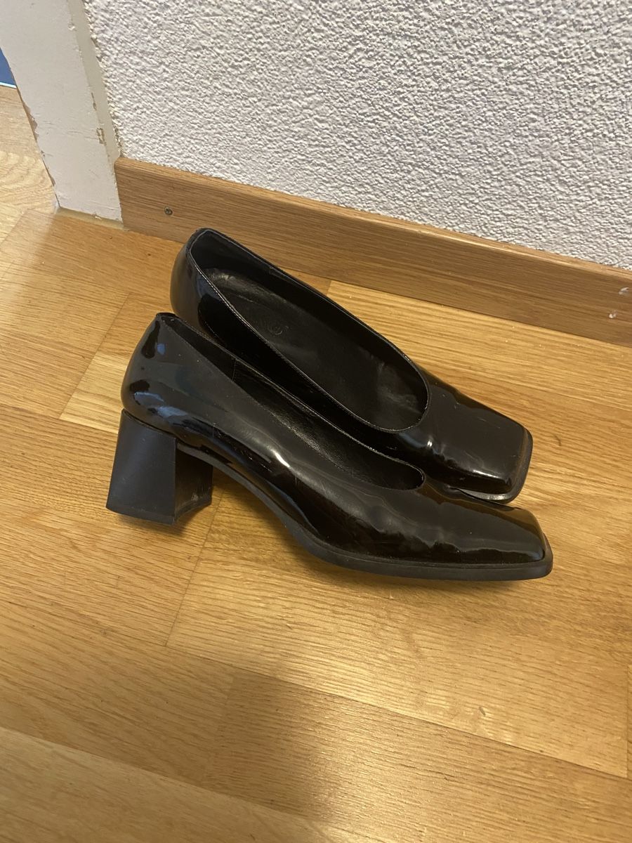 Scarpe da donna: Pumps Lackleder schwarz Gr. 36.5 – Usato da Wabern venduto da Jo.le