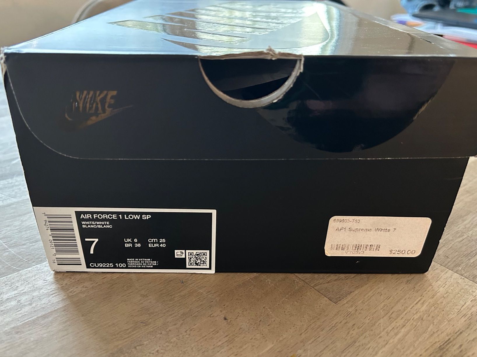 Nike Herrenschuhe: Nike Air Force 1 Low Supreme Sonderedition Grösse 40 – Gebraucht aus Oberwil-Lieli von Mhd 9