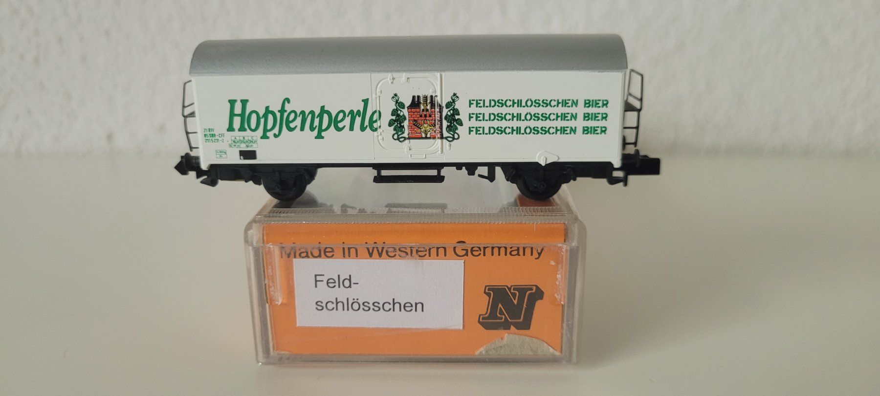Arnold Modellini di ferrovie: Feldschlösschen Hopfenperle Bierwagen – Usato da Wittenbach venduto da Hase113