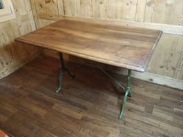 Antiker Nussbaum Tisch auf Gusseisen Gestell 