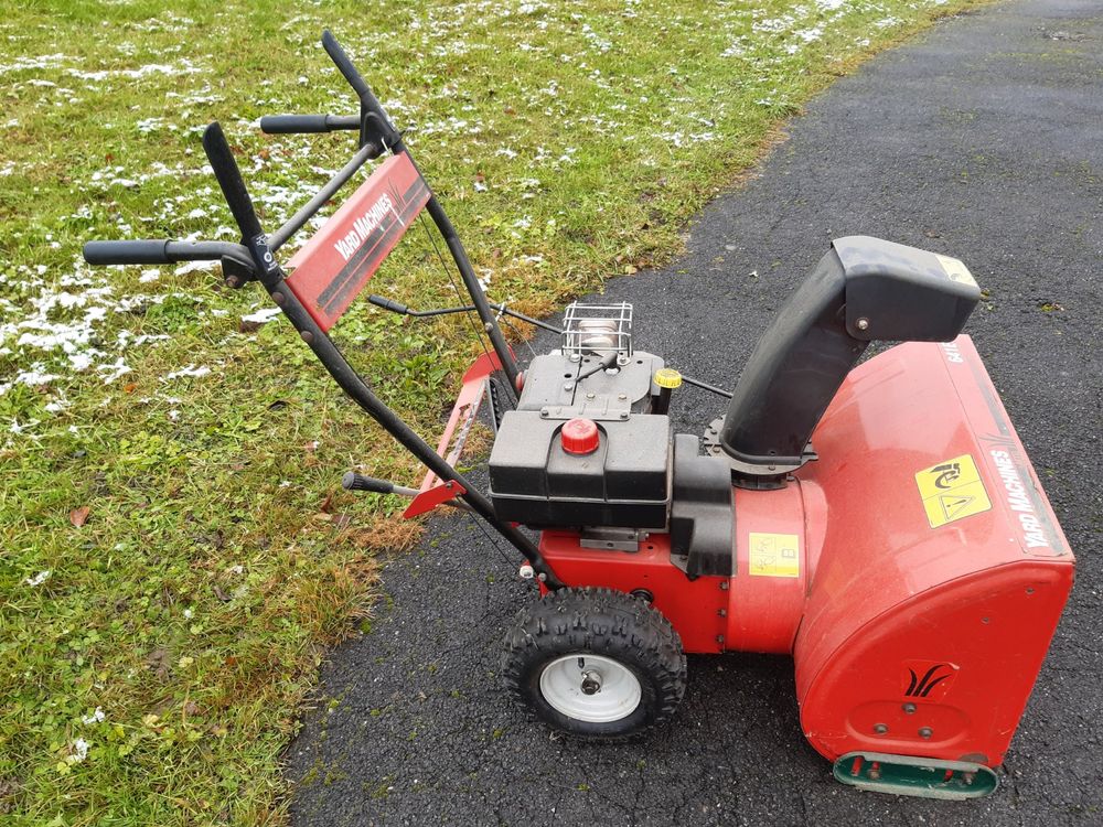 Produktbild von DiLiBee Gas-Kehrmaschine 52cc – 2,3 PS, 60 Cm Bürstenbreite, 1,7 KW – Für Kunstrasen, Straßen, Sportplätze – Handgeführter Nylonbesen
