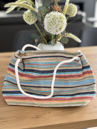 Schöne, gestreifte Sommer-Tasche mit Kordel