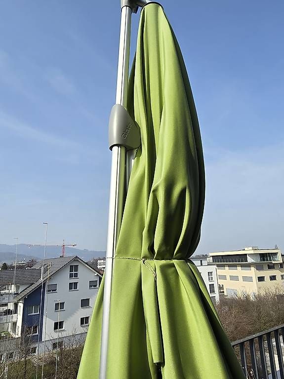 Ombrelloni: Glatz Sonnenschirm mit Granitsockel  – Usato da Diepoldsau venduto da Borgon 2