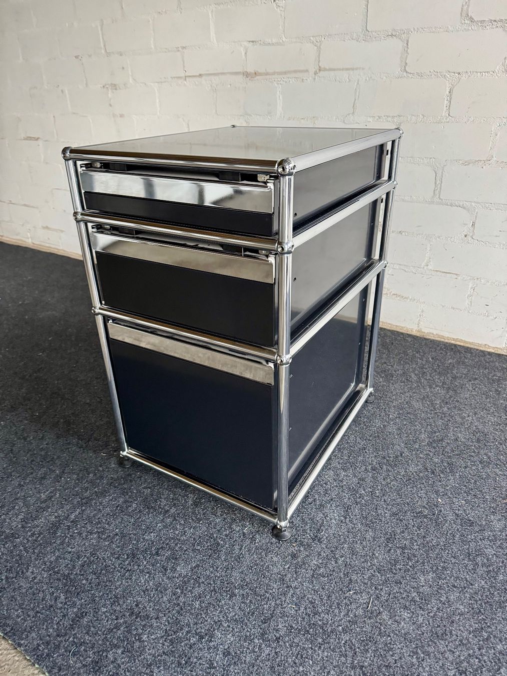 USM Banconi: USM Haller Korpus – Usato da Liestal venduto da Design_Wardrobe 2