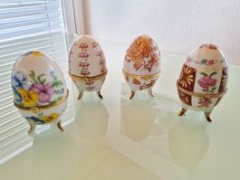 Lot de quatre oeufs de décoration en porcelaine 