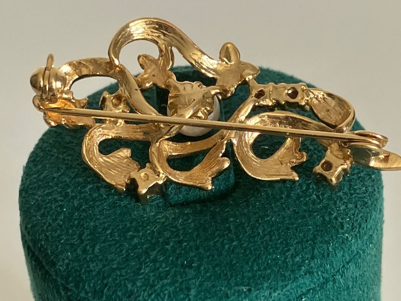 Broschen & Nadeln: Broche vintage dorée avec perle et strass, Chic! – Gebraucht aus Peseux von Cresus27 5