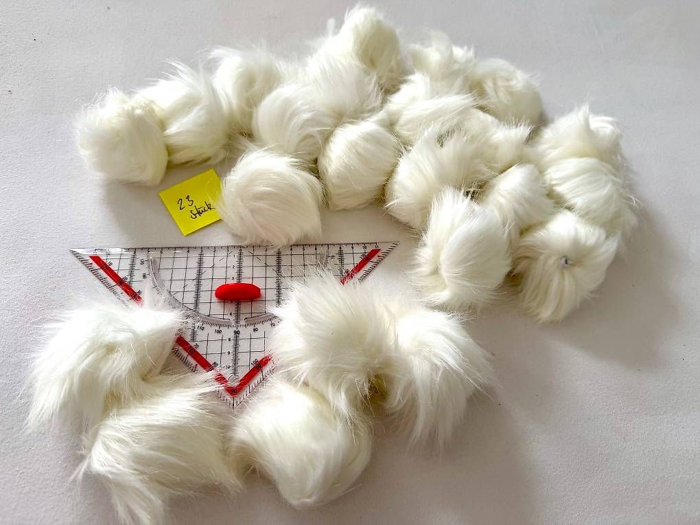 Tutte le decorazioni: 23 Kunstfell-Bommel weiss, ca. 5-6 cm,  neu – Usato da Basel venduto da Lemon_4