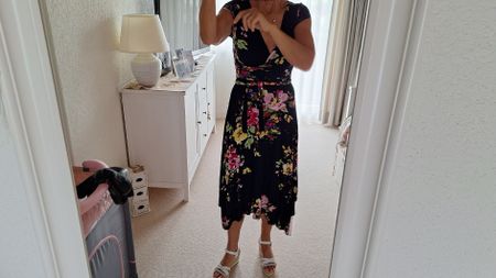 Sommerliches Maxikleid mit Blumenmuster, Grösse 38.Neu