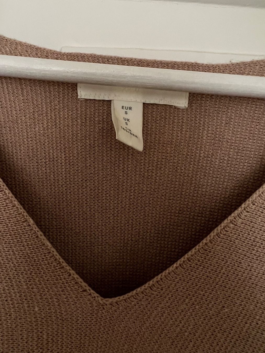 H&M Pulls & Sweat-shirts: Pullover mit V-Ausschnitt, Helbraun-Beige, H&M – D'occasion à Luzern par Soeuv 1