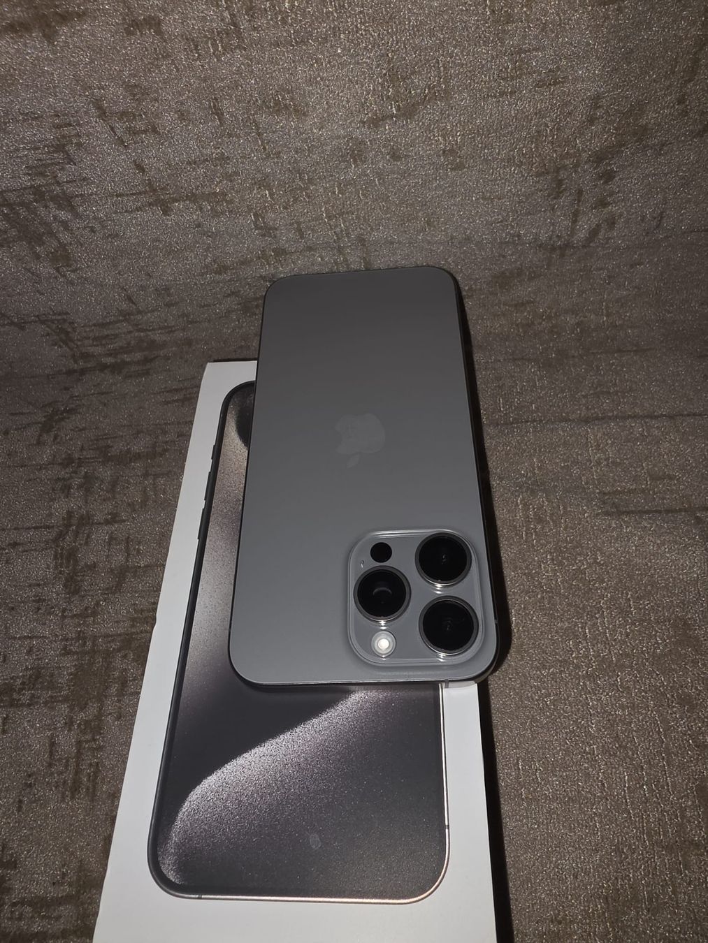 Apple Telefoni cellulari / Smartphones: iphone 15 pro max mit Hülle von Burga – Nuovo (secondo la descrizione) da Trimbach venduto da Chaki94 4
