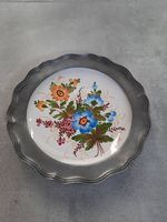 Assiette de décoration avec cadre en étain 