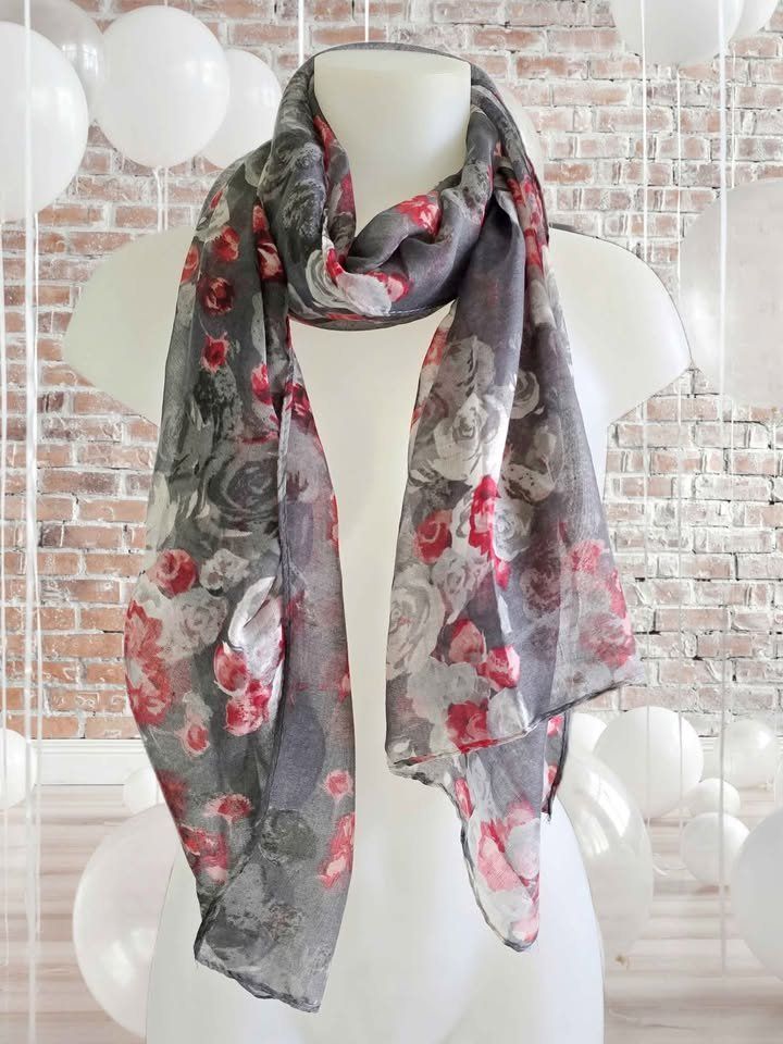 Foulard & Sciarpe: Leichter Schal mit Rosenmuster- NEU – Nuovo e nell'imballaggio originale da Aarburg venduto da Glitzerschein 2