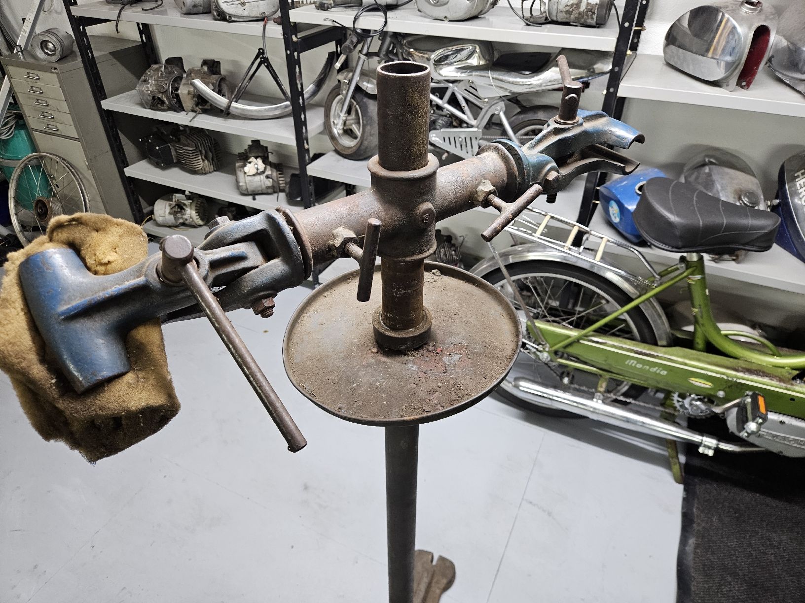 Veloständer: Velomontage/Mofamontage Vintage Ständer – Gebraucht aus Mellingen von Mech-Service 1
