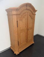 Kiefernholz-Schrank im Landhausstil mit viel Stauraum