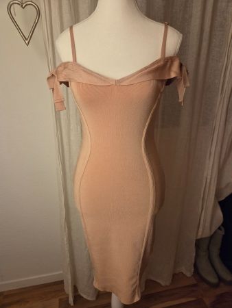Figurbetontes, Strech-Kleid in lachsrosé von GUESS Gr. XS