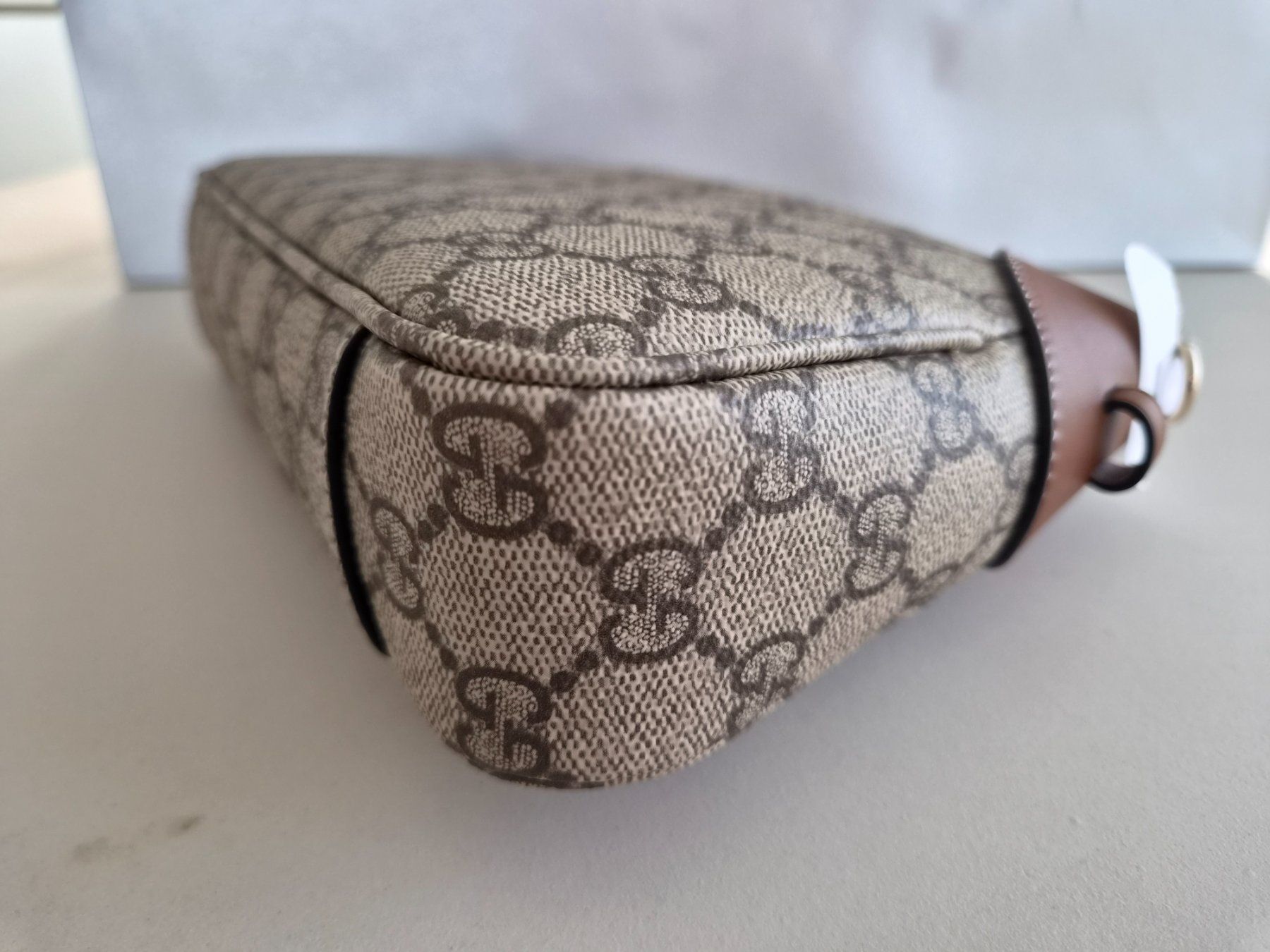 Gucci Borse da donna: New !  Gucci Emblem Shoulder Bag – Nuovo e nell'imballaggio originale da Oberrohrdorf venduto da RosePourpre 3