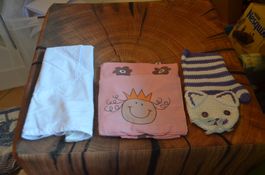 2 KINDER SCHURZE + TOPLAPPEN FUR 4/6 JAHRE