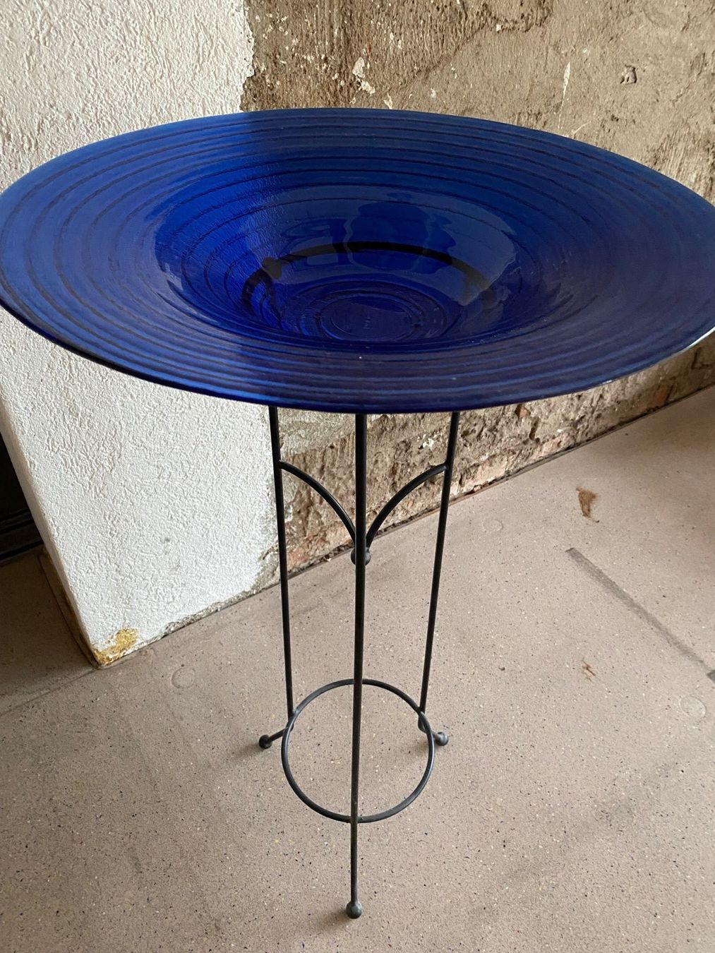 Altro per la casa: Dekorative blaue Glasschale auf Eisenständer – Usato da Bätterkinden venduto da Albera 1