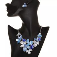 Halskette und Ohrringe Modell Blumen