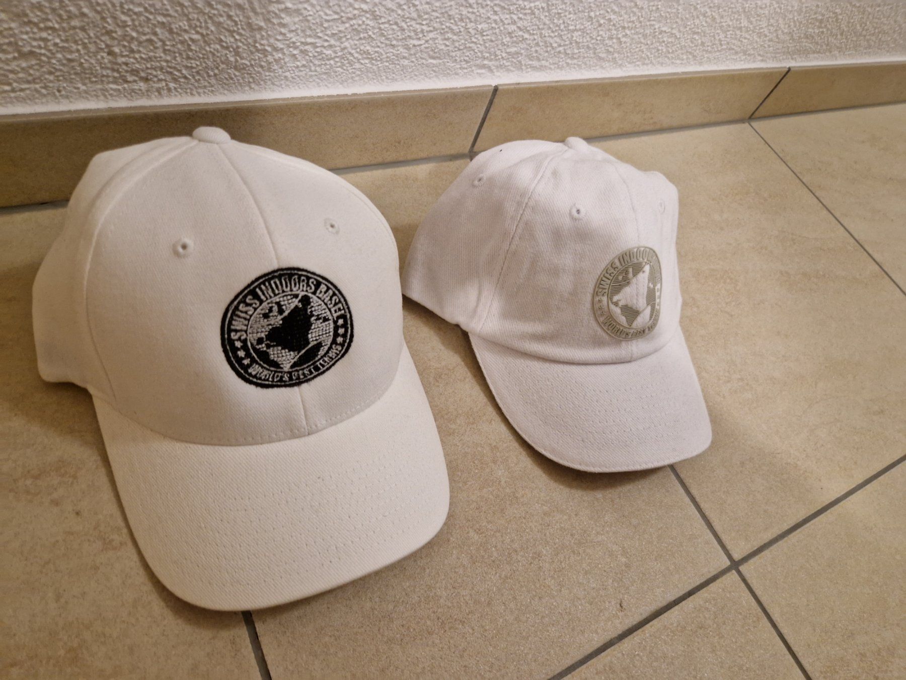 Chapeaux, bonnets & casquettes: 2 Caps Swissindoors Basel – D'occasion à Benken SG par Sherco-01