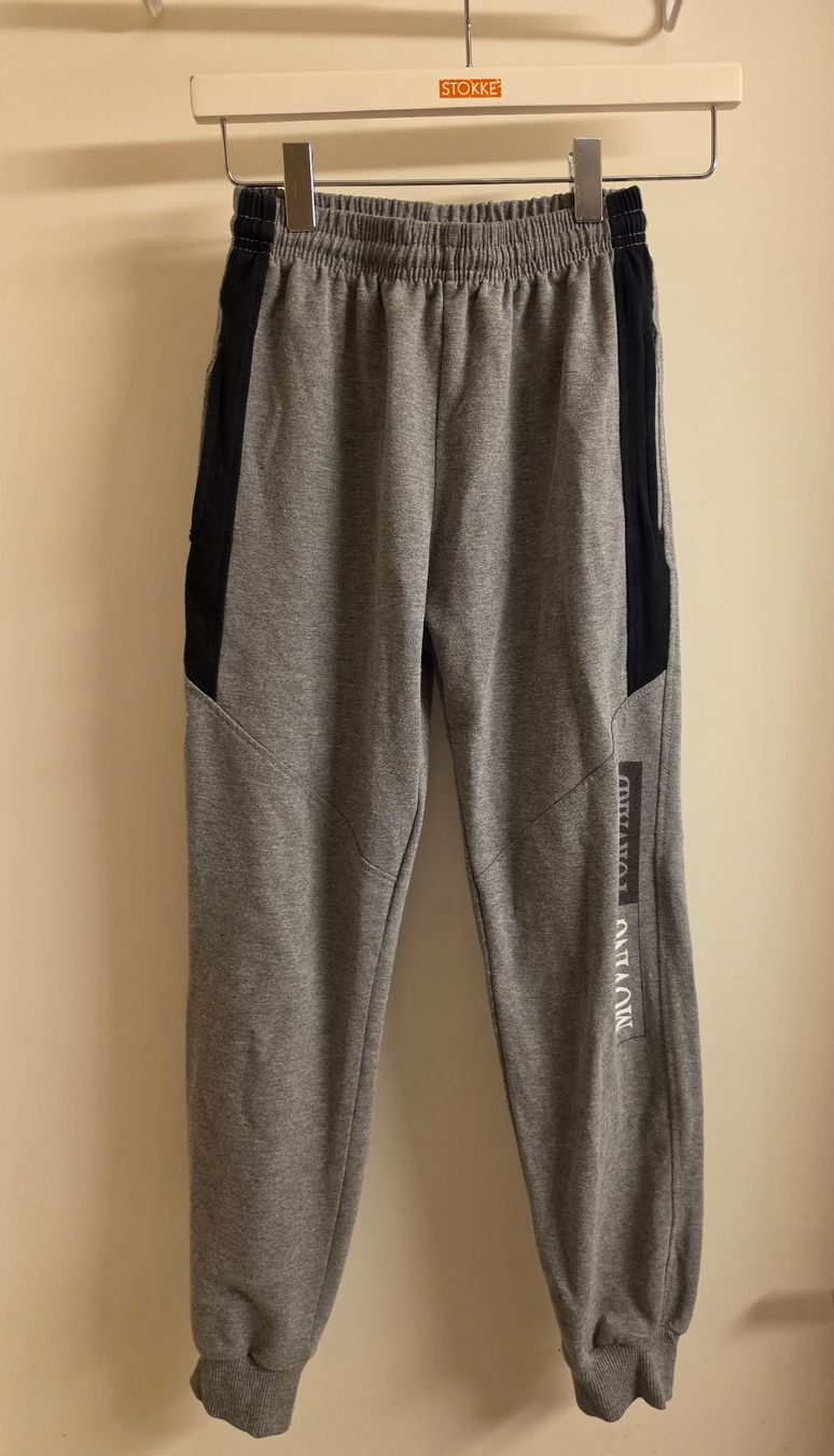 Pantalons: graue Trainerhose Gr. 140 – D'occasion à Zürich par Pemberleys