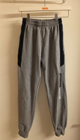 graue Trainerhose Gr. 140