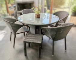Gartentisch und Gartenstühle