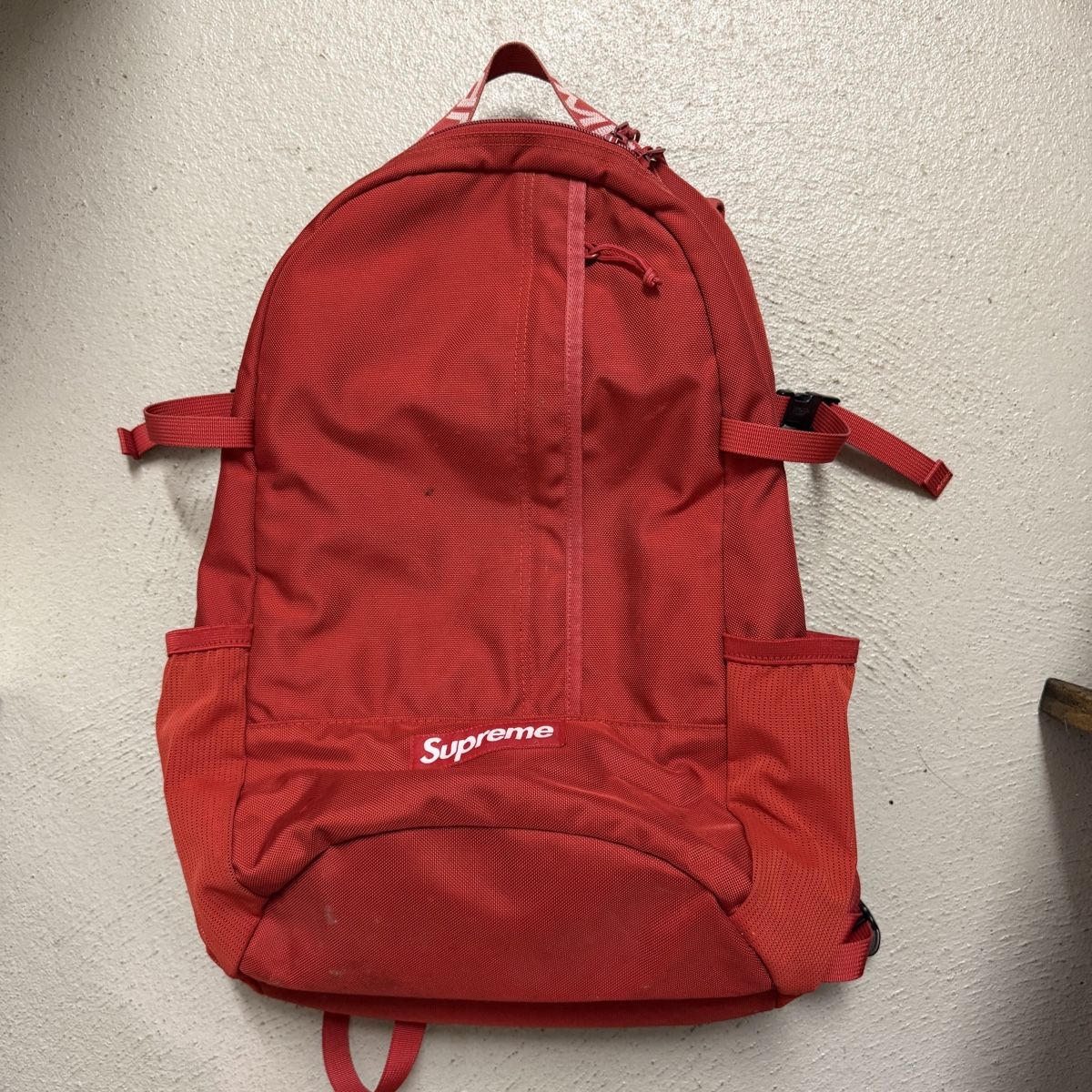 Supreme Zaini: Roter Supreme Rucksack – Usato da Uetikon am see venduto da seller.2020 3