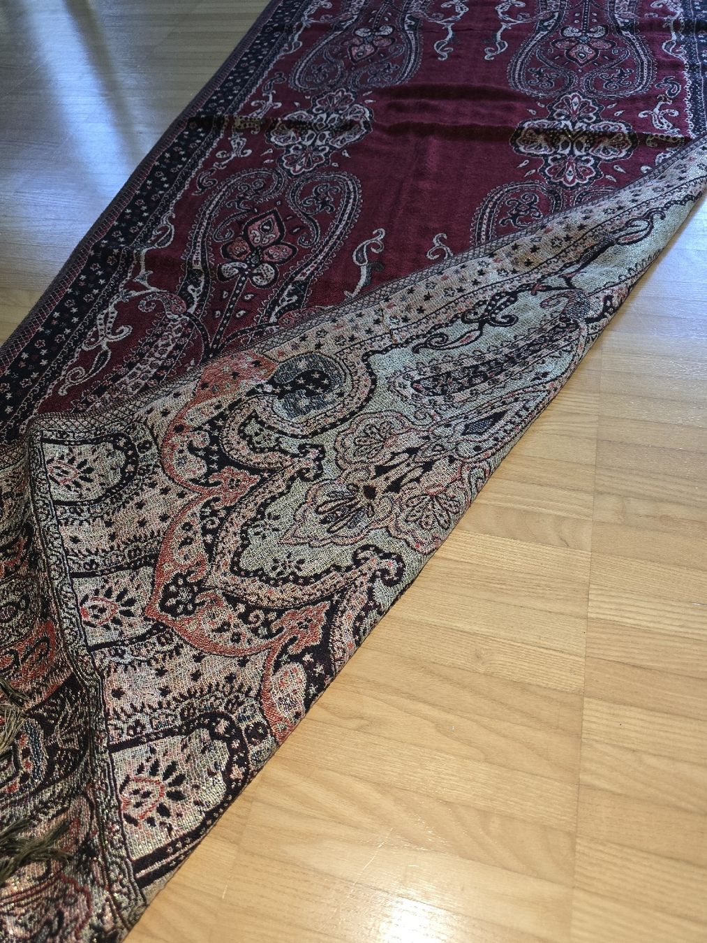 Foulard & Sciarpe: Wunderschöner, warmer Winter-Schal mit Paisley Muster – Usato da St. Gallen venduto da A.W.128 6