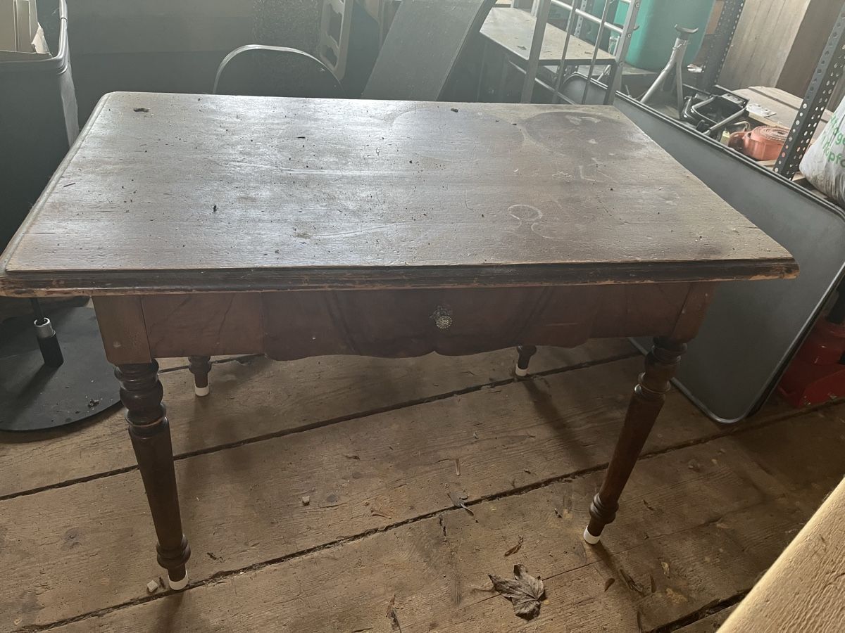 Tavoli: Alter Tisch mit schublade – Usato da Schwendibach venduto da didu12