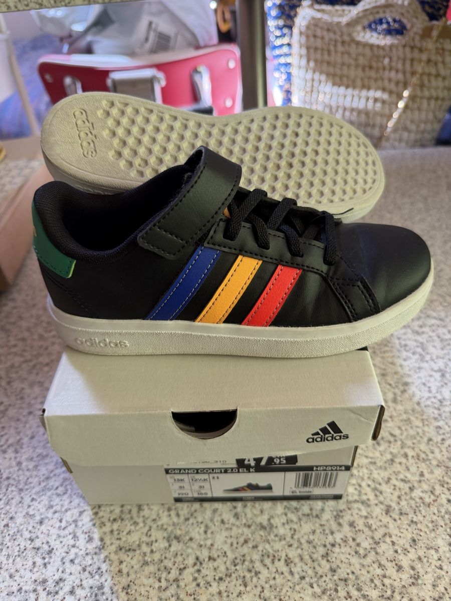 Adidas Chaussures garçon: Kinderschuhe 2x Gr.31 – D'occasion à La Garde (Sembrancher) par jan_b6mp 1
