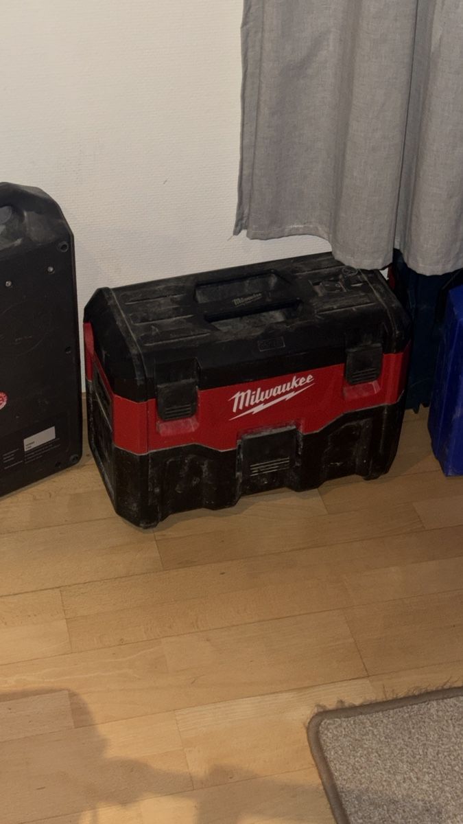 Milwaukee Staubsauger & Zubehör: Milwaukee Staubsauger rot/schwarz – Gebraucht aus Rebstein von abr_slg8