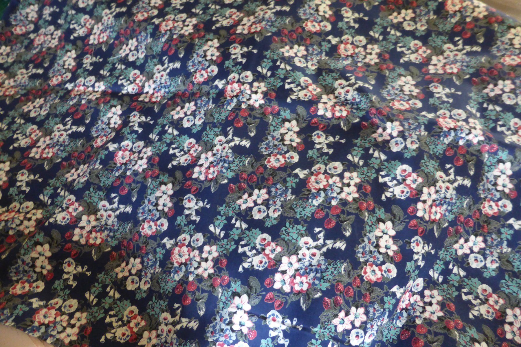 Tessuti: Patchwork - Baumwolle fein - Erdbeerblüten 77 x 75 cm – Nuovo (secondo la descrizione) da Brunnadern venduto da pinkfaden 1