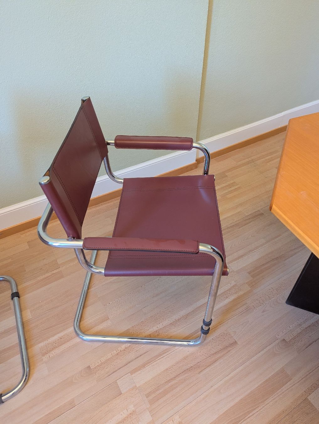 Set de table et chaises: Tisch und 4 Stühle  – D'occasion à St. Gallen par Leaj_spir 4