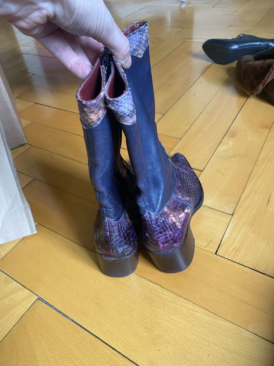 Scarpe da donna: Bottes LARA  37 violettes serpent et cuir – Usato da Küssnacht am Rigi venduto da CALIFRASQUI 5