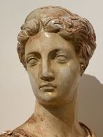 Antico busto di donna in magnolia