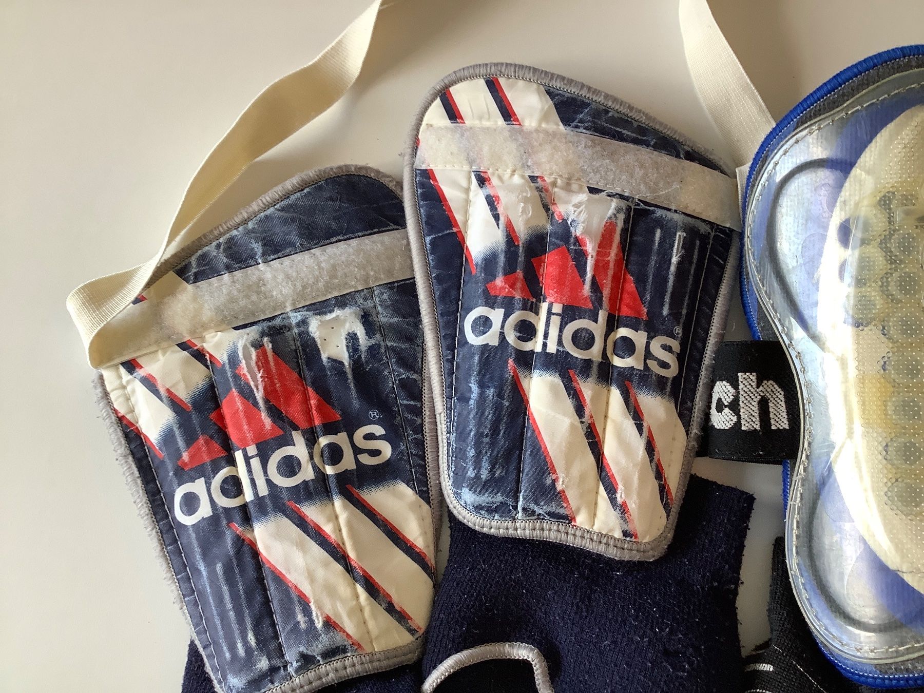 Reusch Protezioni & Imbottiture: Zwei Paar Schienbeinschoner – Usato da Triesen venduto da boston7 1