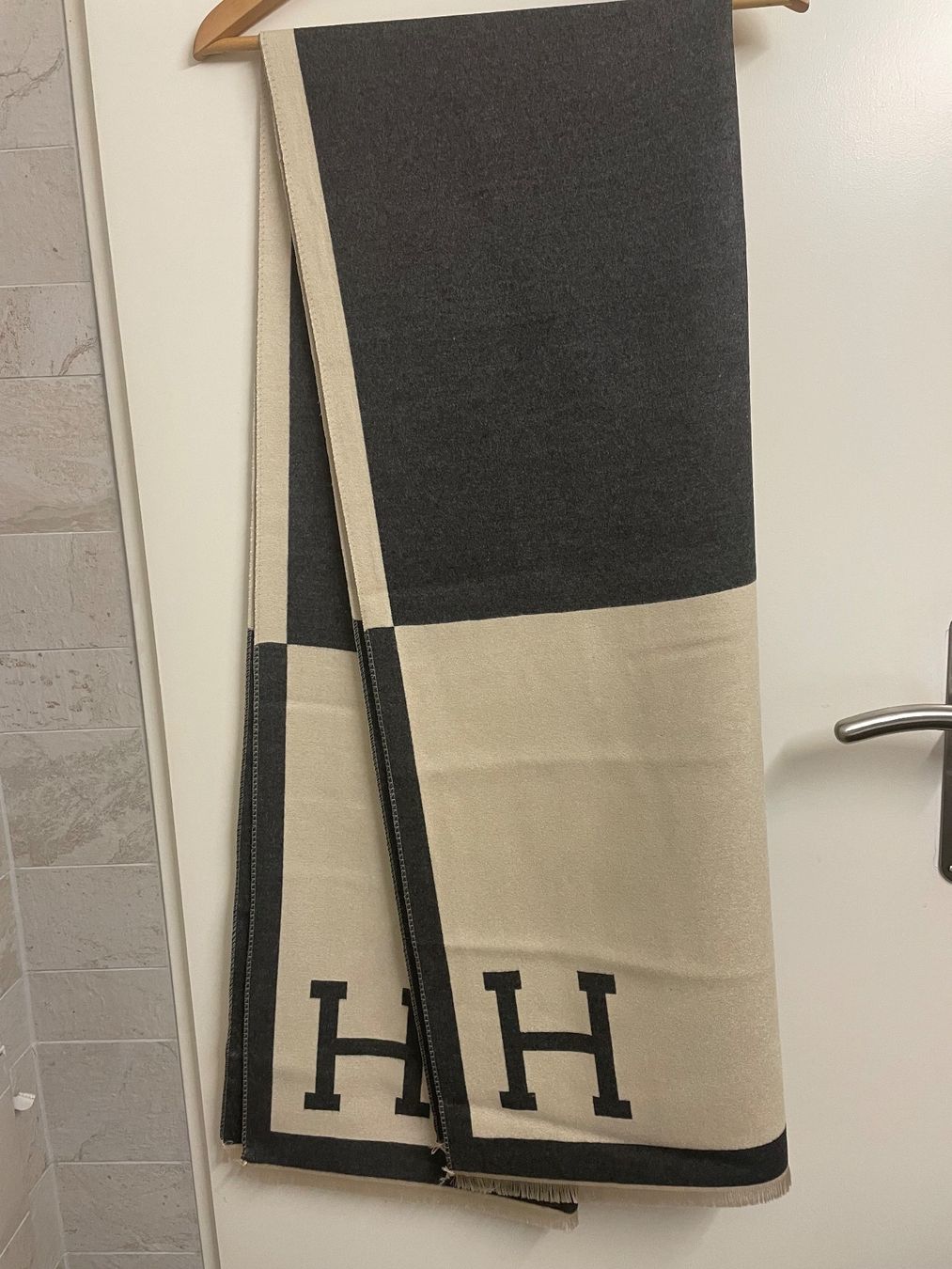 Foulards, Tücher & Schals: Beautiful “H” shawl/throw Dark Grey/ Cream Checkered Pattern – Neu und originalverpackt aus Buttikon SZ von trzurigo 1