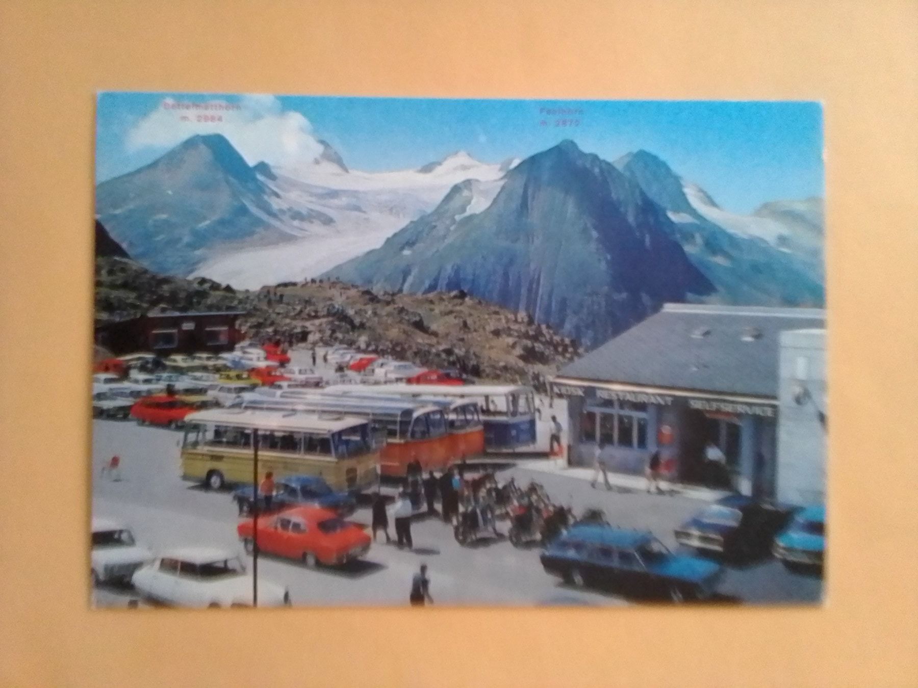 Cartoline postali: Nufenen Pass Postauto Motorräder Auto stark belebt – Usato da Küttigen venduto da Melisch1000