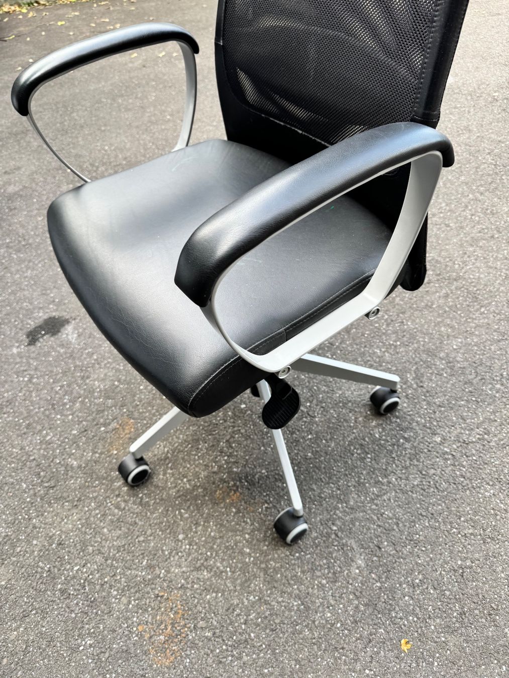 Ikea Chaises: Ikea Bürostuhl mit Rollen – D'occasion à Seewen SZ par web_ 1
