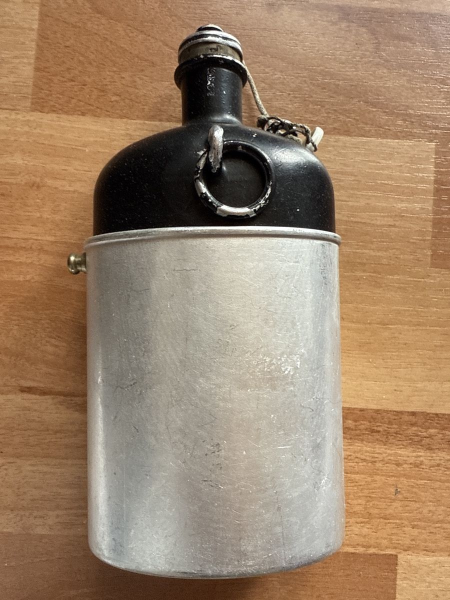 Schweizer Armee Attrezzatura & Pezzi di ricambio: Feldflasche alt mit Becher MZ1941 – Usato da Grub AR venduto da sam_rq67