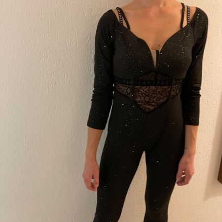 Tuta Elegante Nera con Paillettes e Pizzo 🖤