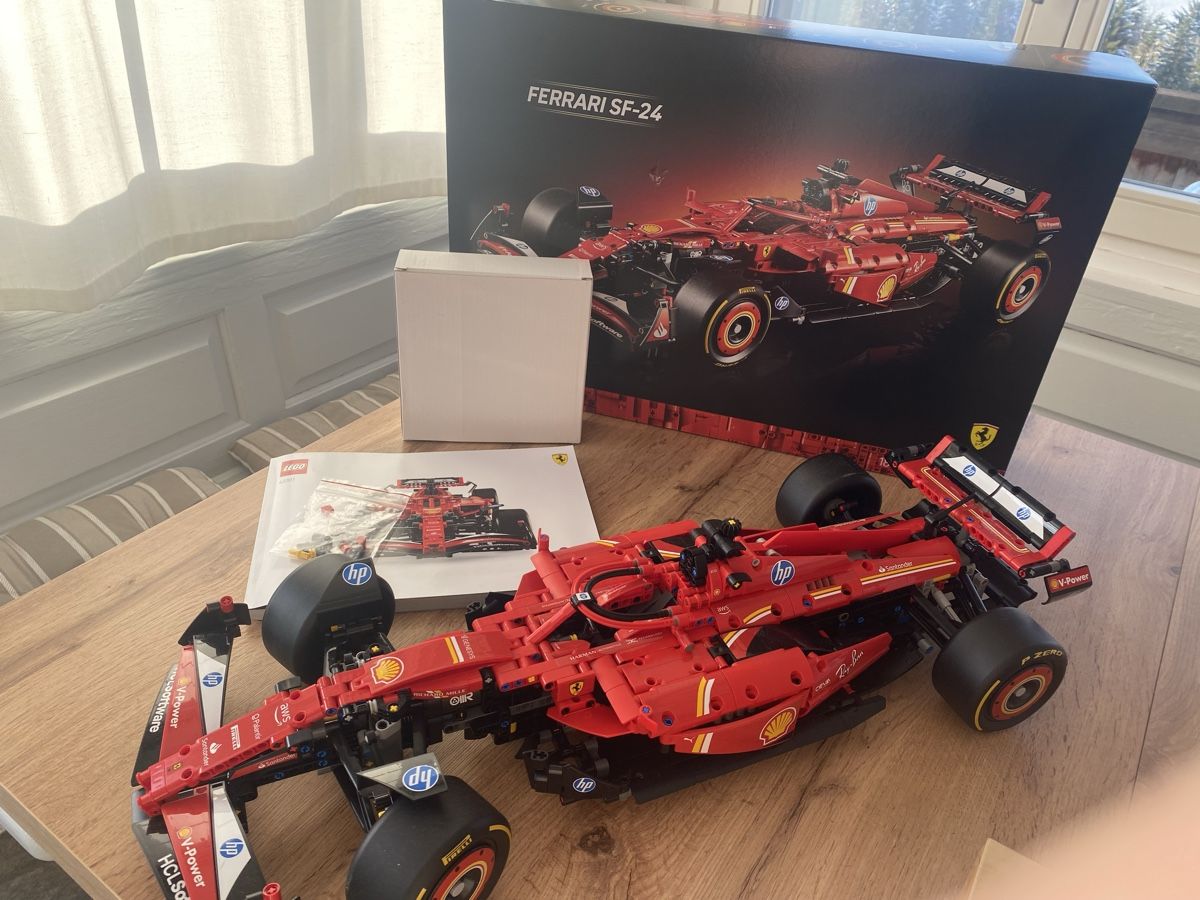 Lego Kit di costruzioni: Lego Technik Ferrari 42207 – Nuovo (secondo la descrizione) da Bächli (Hemberg) venduto da aika012