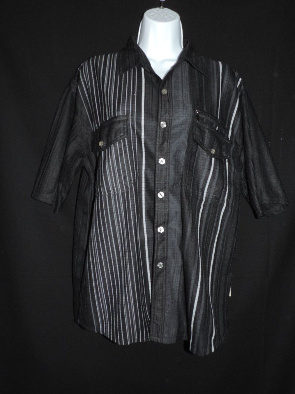 Hemden: t-shirt léger noir à rayures grises et blanches – Gebraucht aus Genève von Axelle333