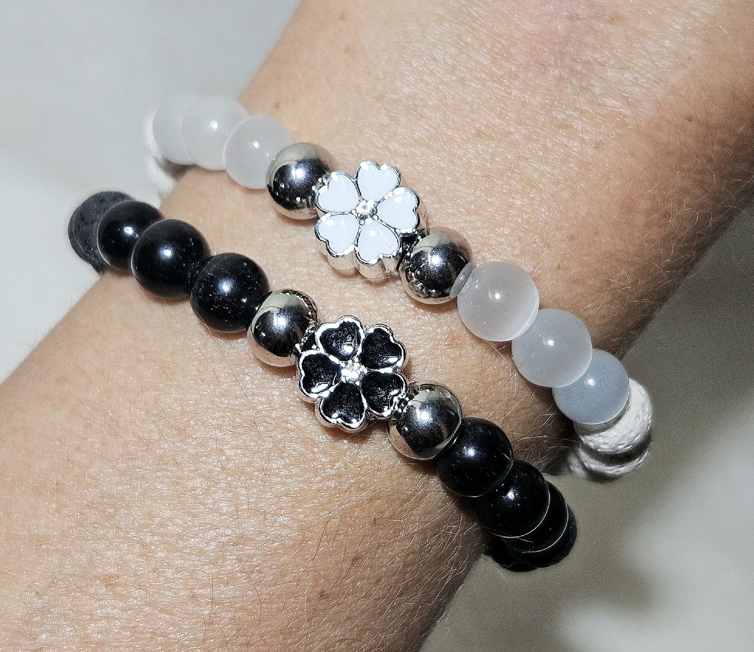 Bracciali & Braccialetti: weisse Lava-Glas Armk. mit Blume – Nuovo (secondo la descrizione) da Unterkulm venduto da Nachtigall 1