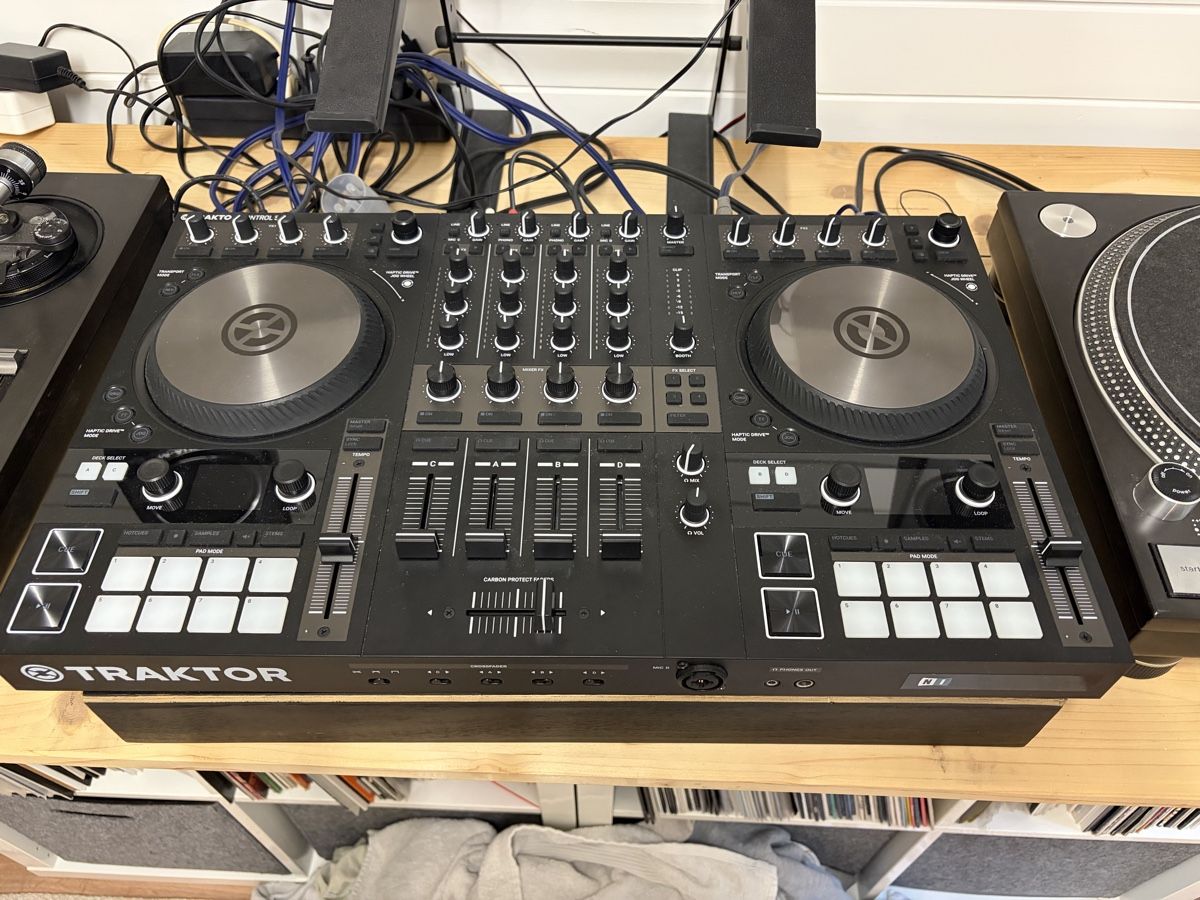 Native Instruments Mischpulte: Native Instruments Traktor S4 MK3 DJ Controller – Gebraucht aus Niederglatt ZH von tra_8922