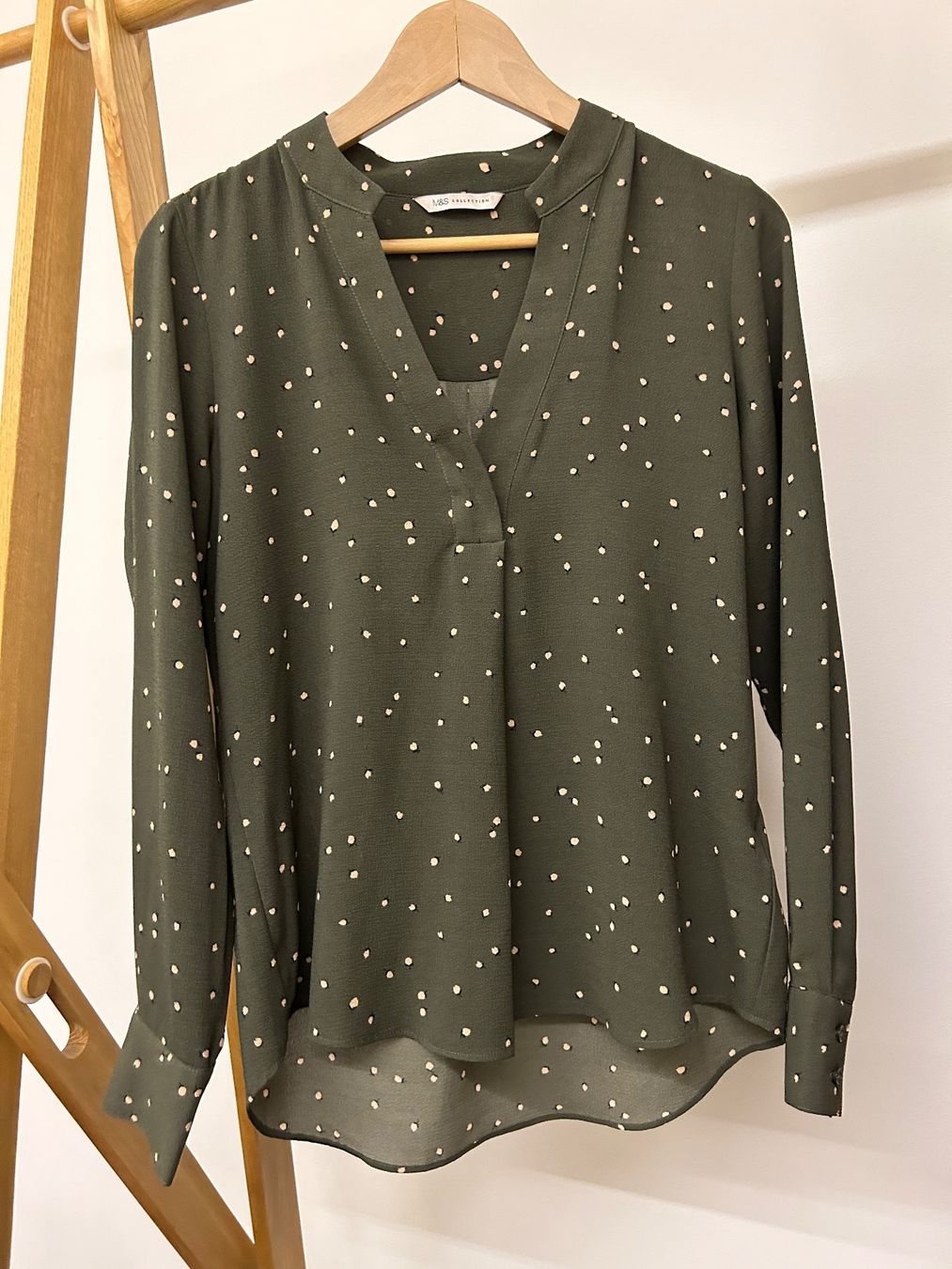 Top: New elegant green colour top – Nuovo (secondo la descrizione) da Zug venduto da luc_8rvs 1