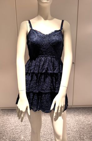 Robe d'été dentelle bleu marine à volants, taille S/M.